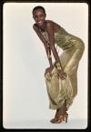 Rico Puhlmann, Iman Abdulmajid mit Kleid aus Gold-auf-Gold-Lamé-Brokat mit Kordeln von Mary McFadden, 1977, Farbdiapositiv, 24 x 36 mm © Rico Puhlmann Archive (veröffentlicht in Gold is News, Fashions of The Times, August 28, 1977)