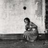 Francesca Woodman Polka Dots, Providence, Rhode Island, 1976/2000 Schwarz-Weiß-Silbergelatineabzug auf Barytpapier 13,1 x 13,2 cm  Sammlung Verbund, Wien © 2024, Woodman Family Foundation / Bildrecht, Wien 